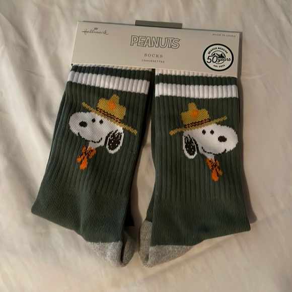 NWT Hallmark Peanuts Beagle Scouts / Beaglescout Snoopy Crew Socks - Picture 1 of 5
